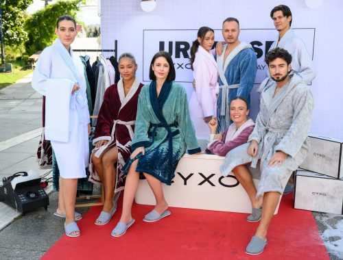 Под мотото „Градът може да бъде твоето СПА“, българският бранд за луксозен домашен текстил CYXO представи три свои колекции в динамично поп-ъп ревю на открито. Моделите дефилираха по червен килим, а най-вълнуващият момент настъпи, когато публиката се превърна в част от шоуто – десетки минувачи се включиха в импровизирани дефилета и получиха подаръци от марката.