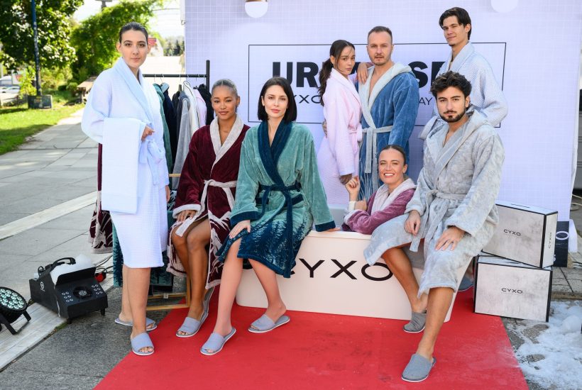 Под мотото „Градът може да бъде твоето СПА“, българският бранд за луксозен домашен текстил CYXO представи три свои колекции в динамично поп-ъп ревю на открито. Моделите дефилираха по червен килим, а най-вълнуващият момент настъпи, когато публиката се превърна в част от шоуто – десетки минувачи се включиха в импровизирани дефилета и получиха подаръци от марката.