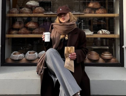 Есен-Зима 2025: Цветова палитра, материи и трендове, в които ще се влюбиш. С настъпването на есента модният свят се потапя в нова палитра от цветове, материи и стилове, които ще определят облика на сезон есен/зима 2025. Тази година модата ни предлага смели контрасти – между топли и уютни тонове и енергични ярки цветове, между класически силуети и експериментални материи.