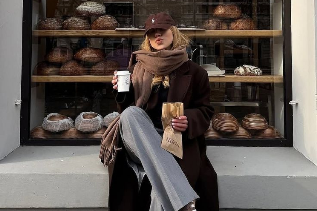 Есен-Зима 2025: Цветова палитра, материи и трендове, в които ще се влюбиш. С настъпването на есента модният свят се потапя в нова палитра от цветове, материи и стилове, които ще определят облика на сезон есен/зима 2025. Тази година модата ни предлага смели контрасти – между топли и уютни тонове и енергични ярки цветове, между класически силуети и експериментални материи.