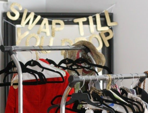Swap clothing базар за дрехи. Закачалки с дрехи, подходящи за сезон есен-зима 2025. Модни находки.