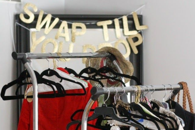 Swap clothing базар за дрехи. Закачалки с дрехи, подходящи за сезон есен-зима 2025. Модни находки.